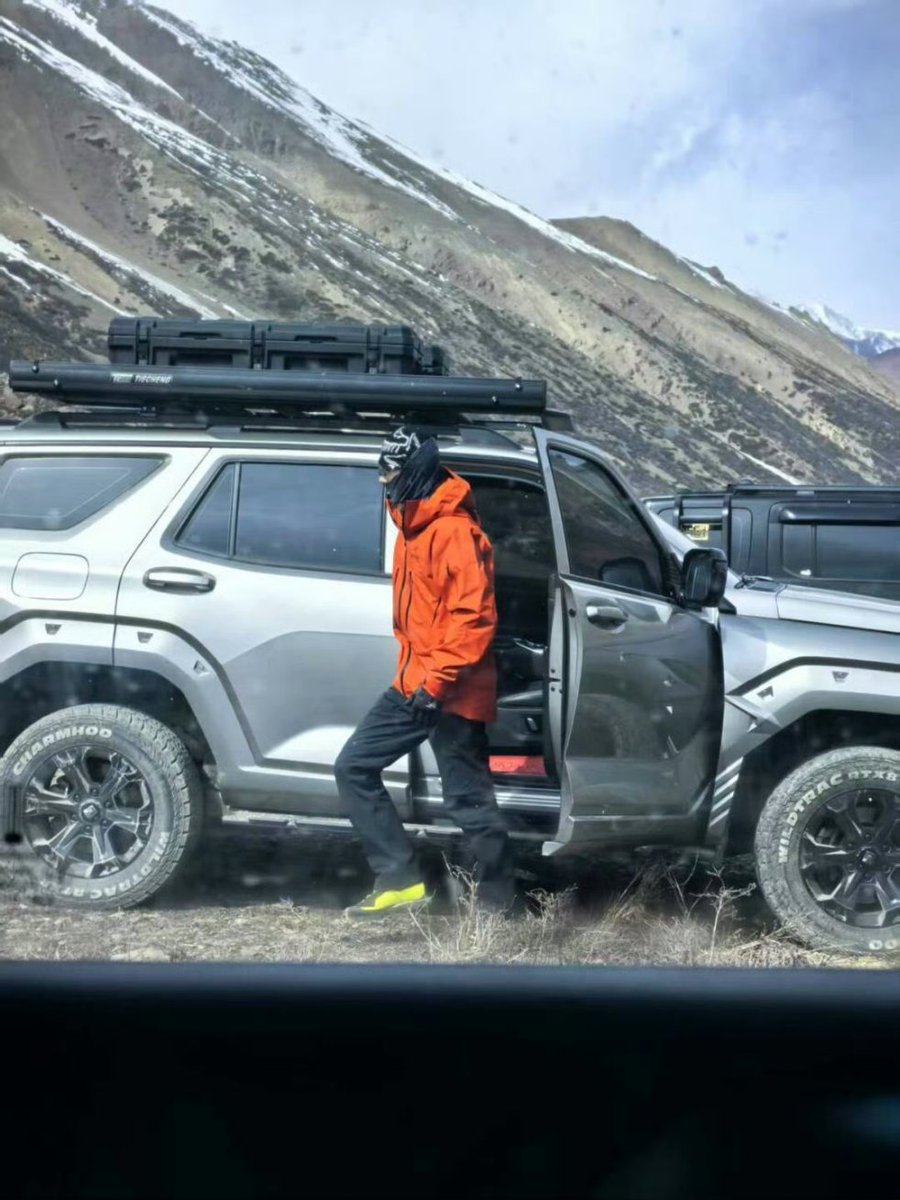 Klao_ZhanBo's tweet photo. [250219] 🦁王一博 💚 

        Group photo + Getting out of the car + Loading the backpack 🎒.

#WangYibo王一博 #WangYibo #王一博 #YIBOMOMENT #YIBOOFFICIAL https://t.co/lfb7KmwRmU