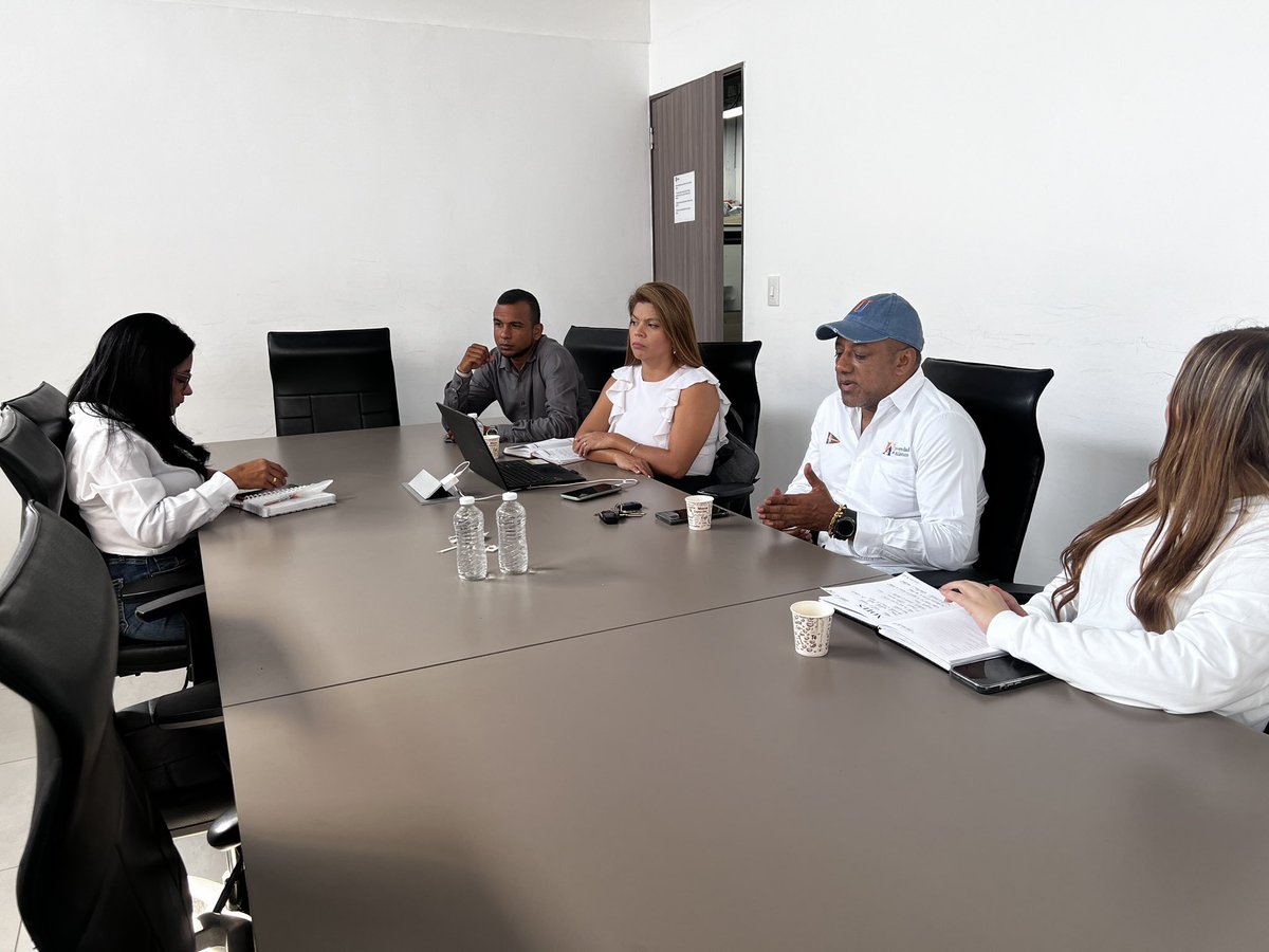 BienestarUA's tweet photo. Se realiza un espacio entre
@soledadalcaldia y nuestro Vicerrector de Bienestar de la @udeatlantico, @AlvaroGAguilar, junto a Jenny Lara de Extensión, y los Representantes @Angelycorderod y @AnthonyBarriosC, sobre temas de alimentación y transporte para estudiantes del municipio. https://t.co/c0DE1dph7F