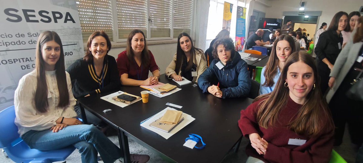 📢 Hoy hemos tenido el placer de participar en el encuentro con los alumnos del Colegio Montedeva, acercando el mundo sanitario a las futuras generaciones.

👩‍⚕️ María Estrada Martínez, médica de urgencias, y 👩‍💼 Paloma Menéndez Cuervo, supervisora de Atención al Ciudadano, han