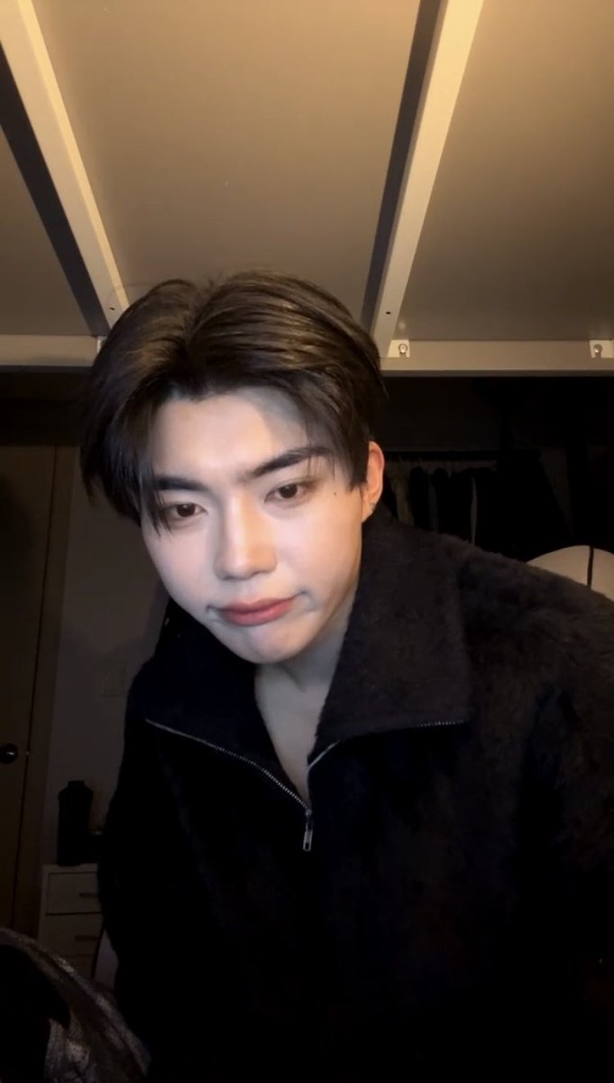 13z_10's tweet photo. [190225] plus chat live 💬🧸

#PARKGUNWOOK #박건욱
#ZEROBASEONE #ZB1 #제로베이스원 https://t.co/zWpvsheqGG