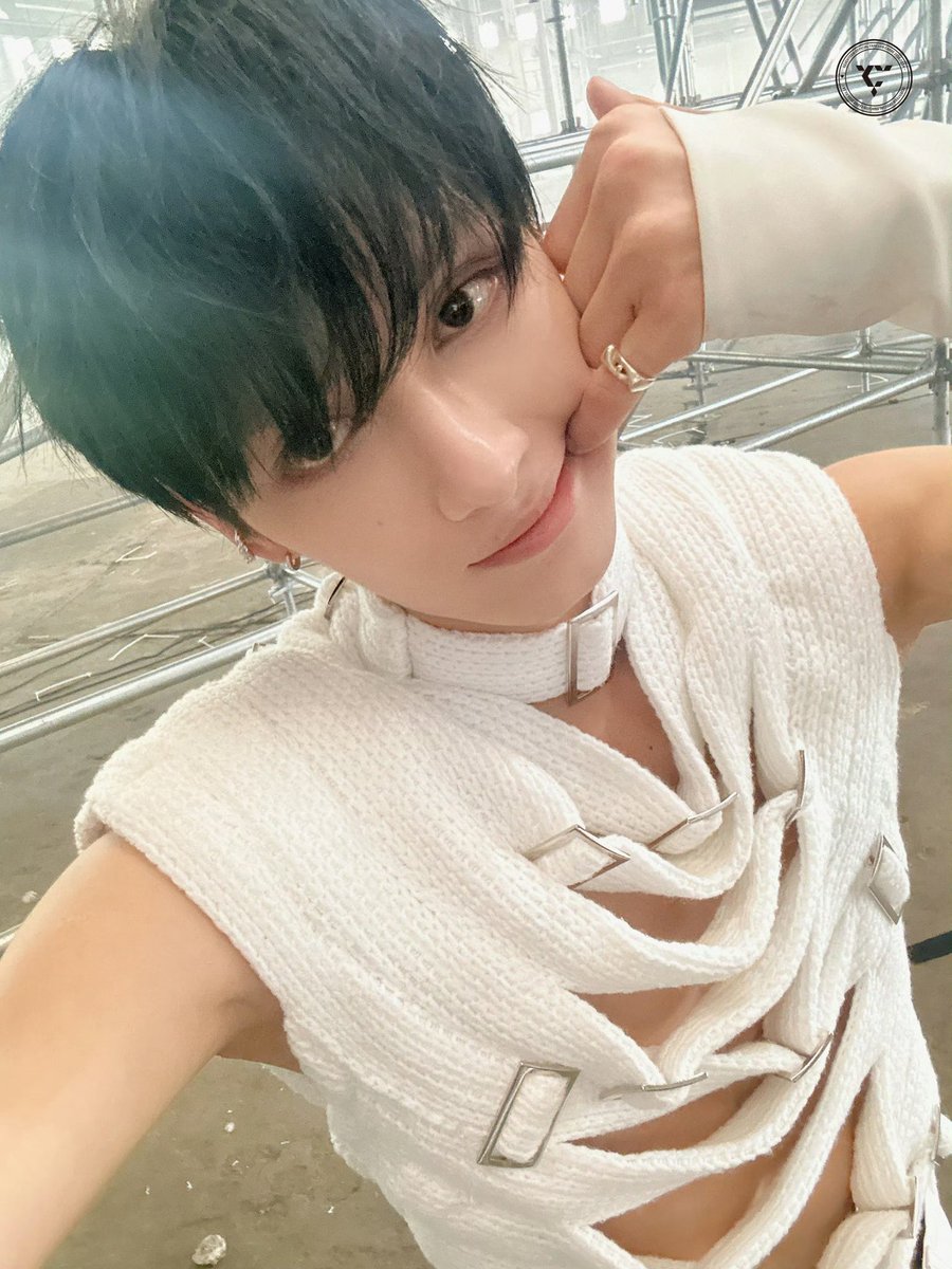 moontomeetyou's tweet photo. “thank god you’re not a photocard” selcas https://t.co/vdZwbjeLEQ