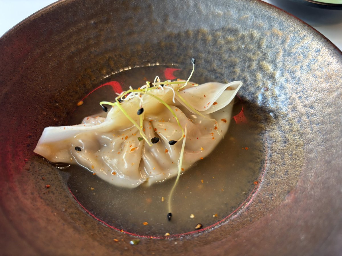 salsadechiles's tweet photo. ¿Un correcto menú omakase de seis pases por 35 euros? ¿En Madrid? Pues sí. Santoku, en Lope de Rueda. Mesa compartida para ocho comensales. https://t.co/q0yJs9zw2K