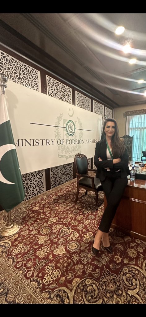 Pakistan Savunma Üniversitesi’nin davet ettiği organizasyonda Dışişleri Bakanlığı’nı ziyaret ve Bakan Yardımcısı Sn. Hamid Ashgar Khan ile görüşme anından.. Pakistan’ın “yürekten” kardeş ülke olduğu bugün bir kere daha hissedildi.