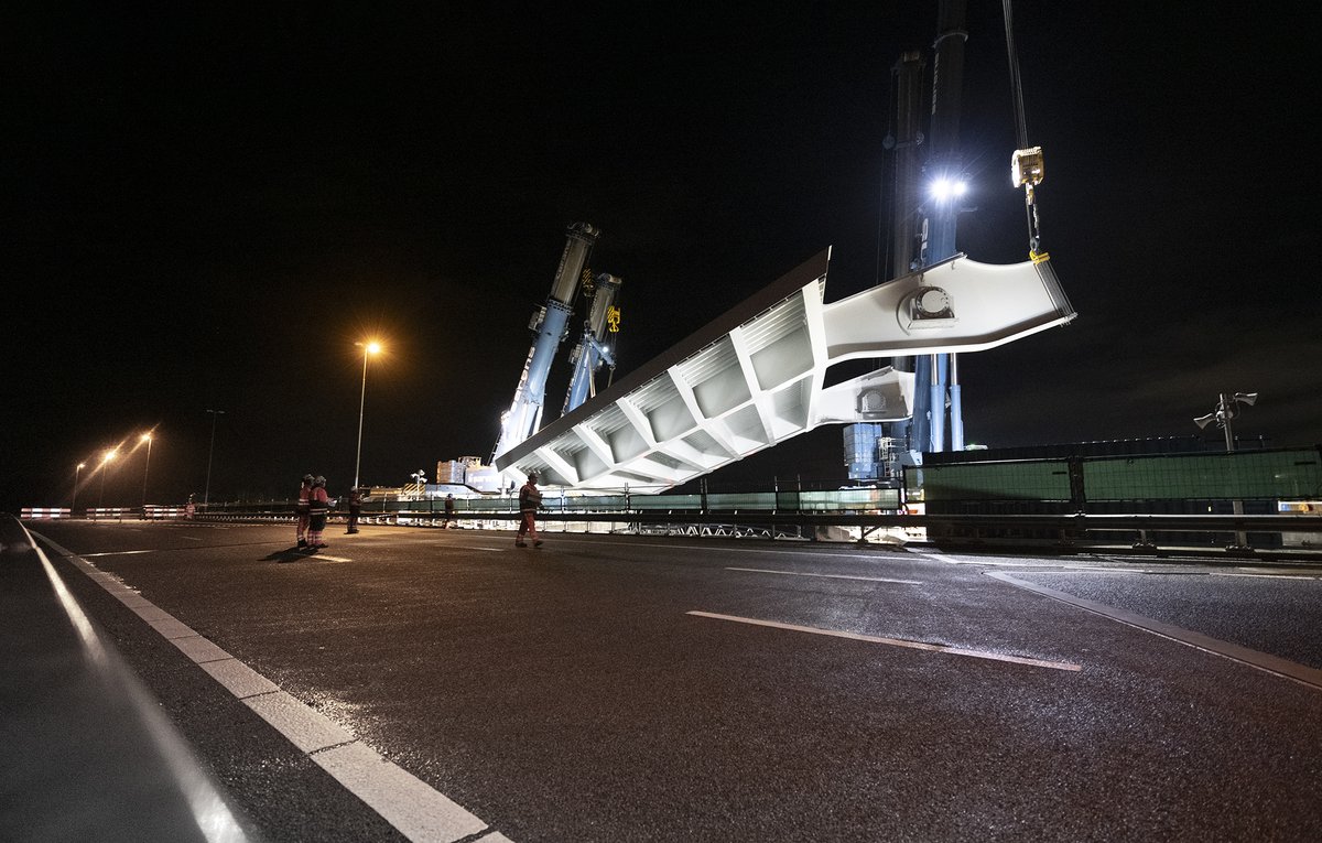🚧Van donderdag 20 februari 20.00 uur tot vrijdag 21 februari 05.00 uur is de A9 in beide richtingen afgesloten. We testen we dan de mechanische delen van de Schipholbrug zoals de slagbomen en geluidsystemen 🔊. Omdat de A9 hiervoor dicht moet, doen we dit in de nacht.