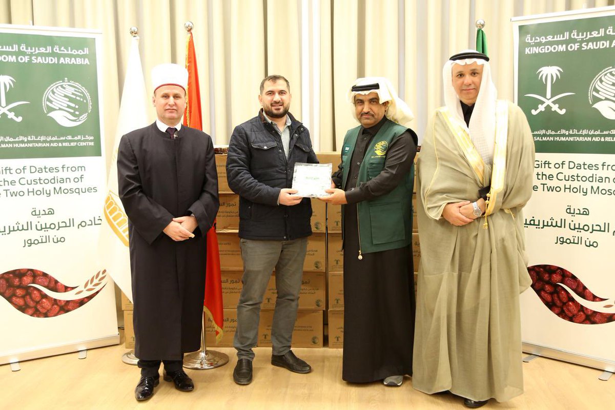 تشرفت يوم امس بتسليم مساعدات مقدمة من مركز الملك سلمان للإغاثة والأعمال الانسانية للمشيخة الاسلامية في دولة ألبانيا، وتمت مراسم تسليم المساعدات بحضور سعادة سفير خادم الحرمين الشريفين في دولة ألبانيا 🇦🇱 الاستاذ فيصل حفظي.