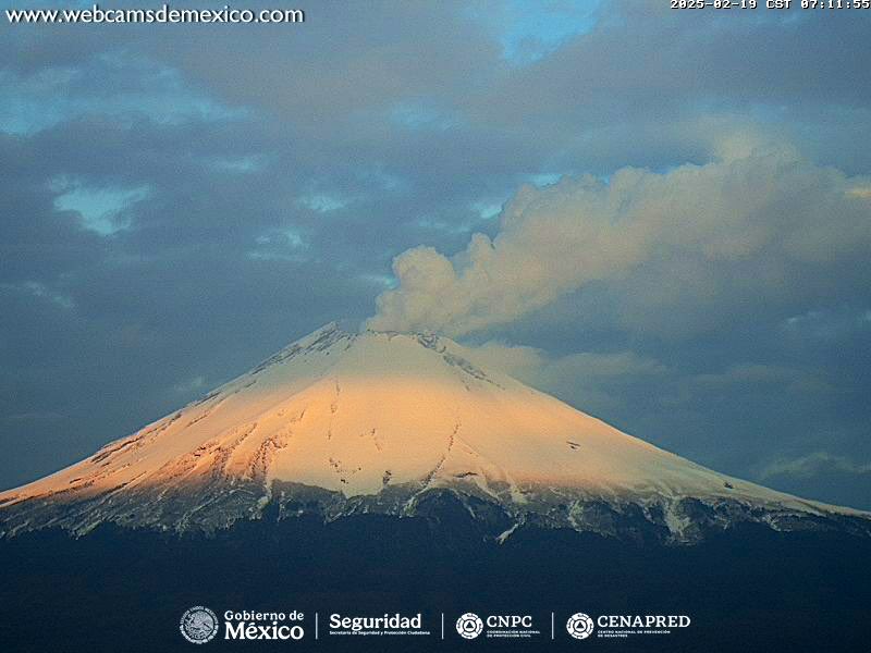 webcamsdemexico's tweet photo. ¿Ya viste qué guapo anda nuestro #Popocatépetl 🏔 esta mañana?

Su abrigo blanco se deja ver tras la lluvia de anoche en #Puebla.

Vía: @MgmPuebla.
https://t.co/AGPhu9CAsP