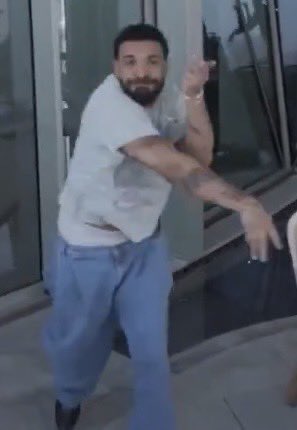 SavinTheBees's tweet photo. My mom throwing the chancla at me https://t.co/BgmaVCioCg