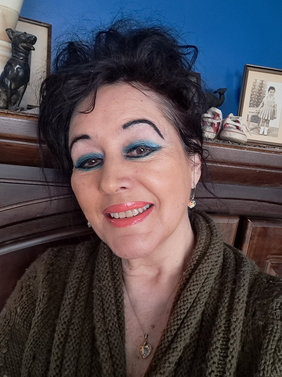 VCabuy's tweet image. Deels binnen, deels buiten. Dat vraagt een geklede, sportieve, casual, maar vooral gemakkelijke #outfitoftheday Zaligzachte broek aan 't slijten. Helaas komt sleet op, mama droeg deze 30j geleden reeds  😔 Maar hey, trui erover en klaar! #jeansGardeur❤️ #pullKdesign #sjaalBLline