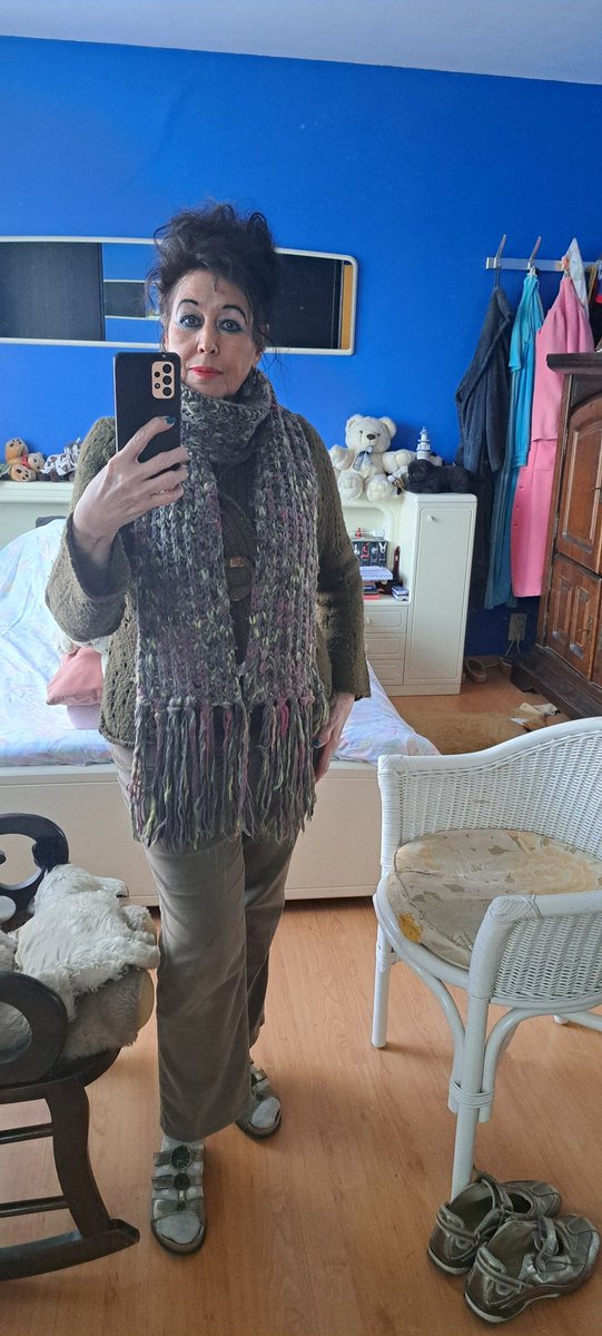 VCabuy's tweet image. Deels binnen, deels buiten. Dat vraagt een geklede, sportieve, casual, maar vooral gemakkelijke #outfitoftheday Zaligzachte broek aan 't slijten. Helaas komt sleet op, mama droeg deze 30j geleden reeds  😔 Maar hey, trui erover en klaar! #jeansGardeur❤️ #pullKdesign #sjaalBLline