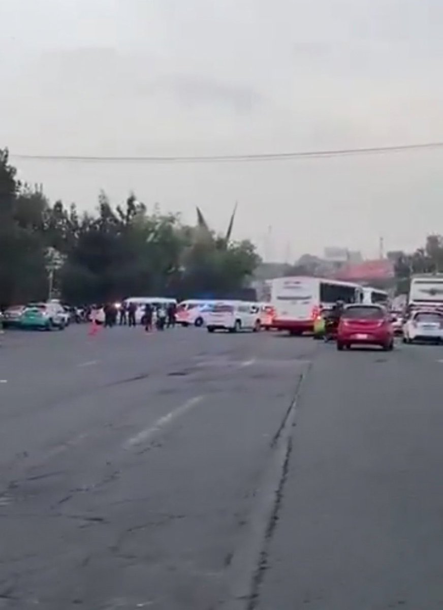 janethleontv's tweet image. #Transportistas mantienen #bloqueada la #autopista #México-#Pachuca a la altura de El Vigilante en protesta por un caso de #violación. El tráfico en la zona está completamente detenido, afectando a cientos de #automovilistas. Autoridades se encuentran en el lugar. 

🎥: @stzfrm