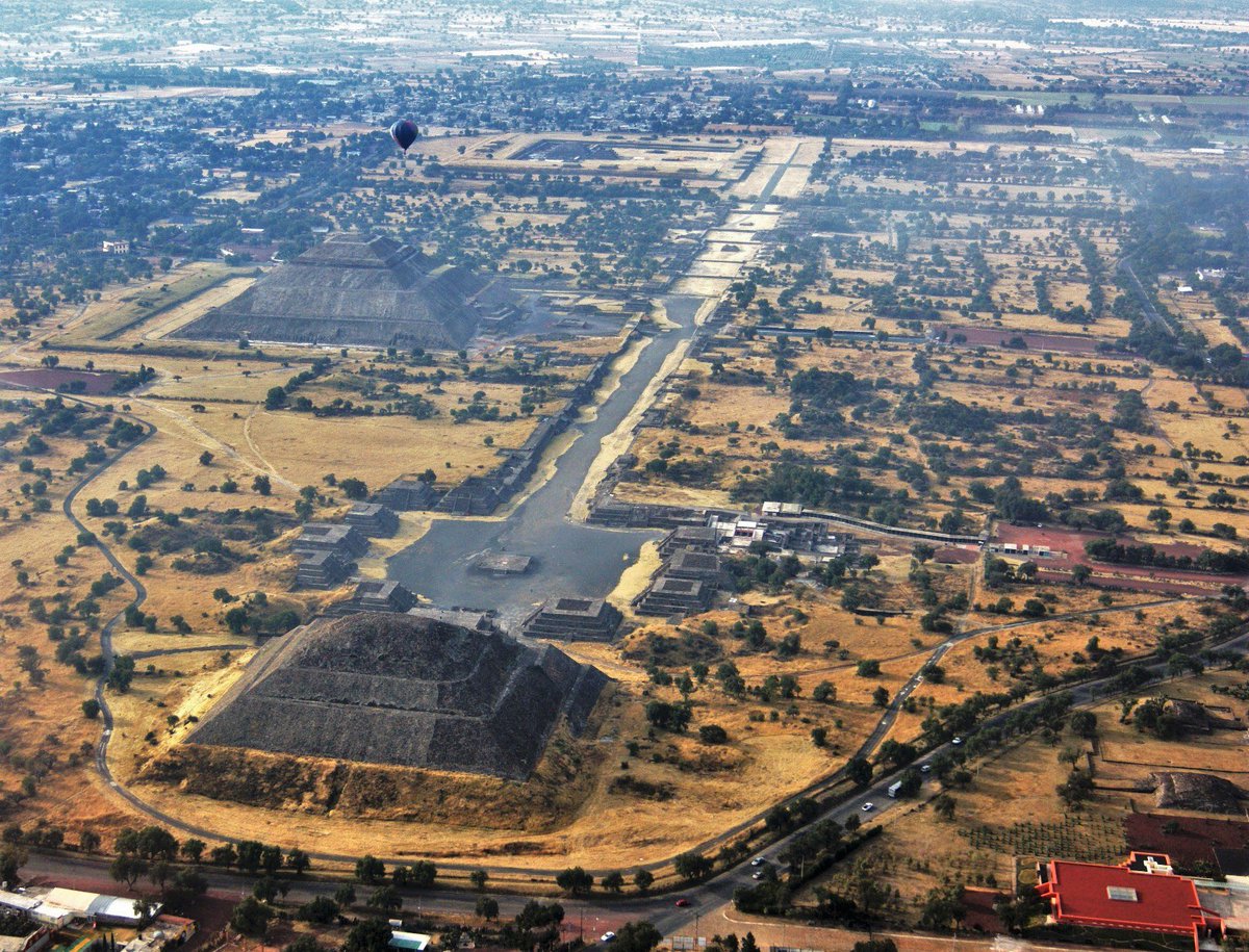 SECTUR_mx's tweet photo. ¿Cuántos años tardaron en construir la pirámide del Sol en Teotihuacán? 📅

Una de las construcciones emblemáticas de la civilización prehispánica de Teotihuacán guarda un impresionante secreto. En 1986, se hizo un estudio para estimar el tiempo de construcción de esta gran pirámide, concluyó que si la hubieran realizado entre 12,000 y 14,000 personas, con una jornada de trabajo de 10 horas diarias, debieron tardar aproximadamente 139 años. 😱

😍 Visita esta Zona Arqueológica representativa de la grandeza de nuestra historia milenaria, cuya cultura tuvo influencia por más de nueve siglos en distintas regiones de México, debido a su arquitectura y comercio.