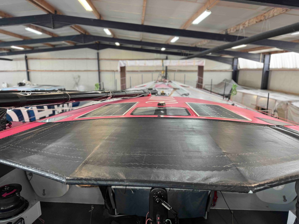 Petite émotion de voir notre cher bateau dans son hangar. On enlève la déco, répare ses petits bobos causés par le tour du monde…

Merci Rua Hatu pour ces trois merveilleuses années 🫶
Message au futur propriétaire : crois-nous, ce bateau ne te laissera pas indifférent !