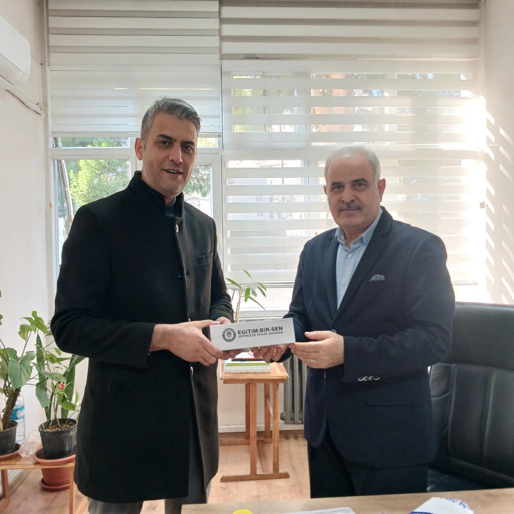 Sendikamızın kuruluş günü hediyesi olan dijital termosu Murat başkanda teslim aldım teşekkürler