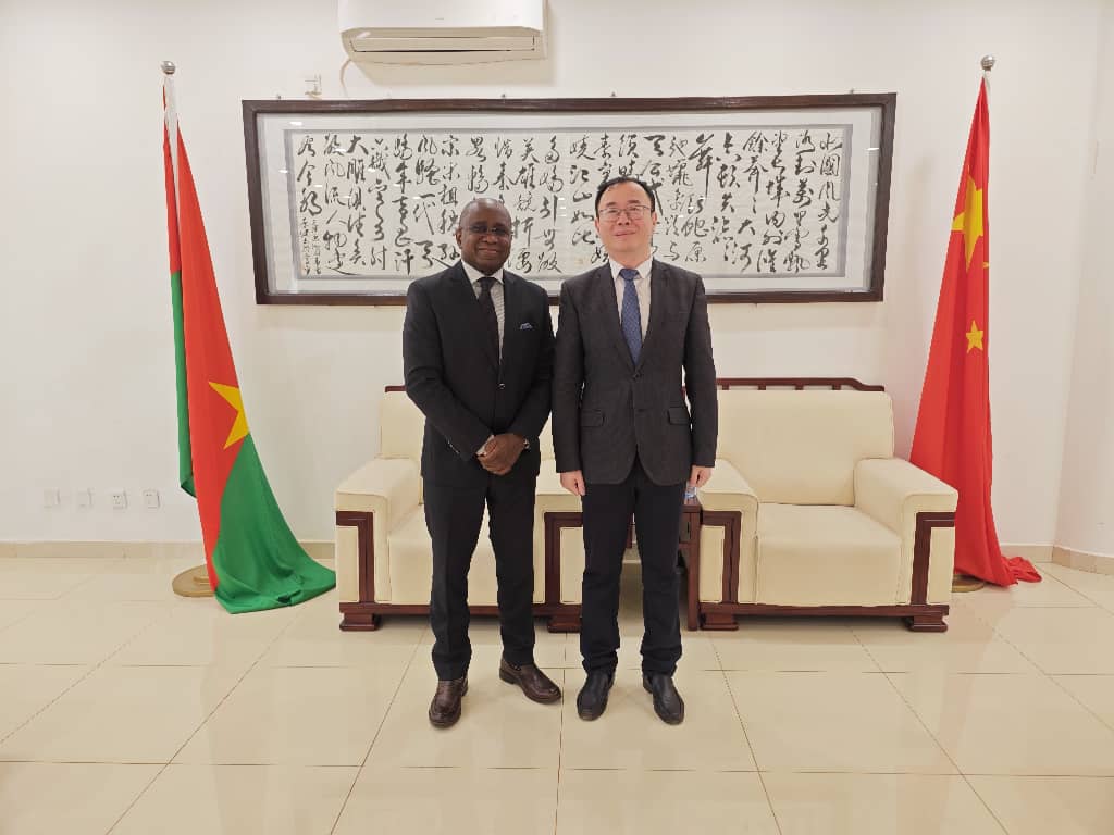 SoryOuane's tweet image. Ravi de rencontrer ce matin l'Ambassadeur de la République Populaire de Chine. Nous avons échangé sur des sujets d'intérêt commun, notamment la situation humanitaire dans le pays & la recherche de solutions durables pour la sécurité alimentaire à long terme. Partenariat #FaimZero