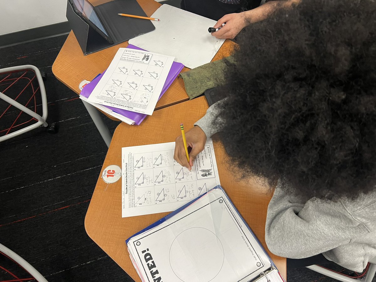 MrsStrole's tweet image. M8 Ss @FJHChargers are using their understanding of the Pythagorean Theorem to create the Spiral of Theodorus. Then Ss create a unique piece of artwork out of their spiral. #seeingmath