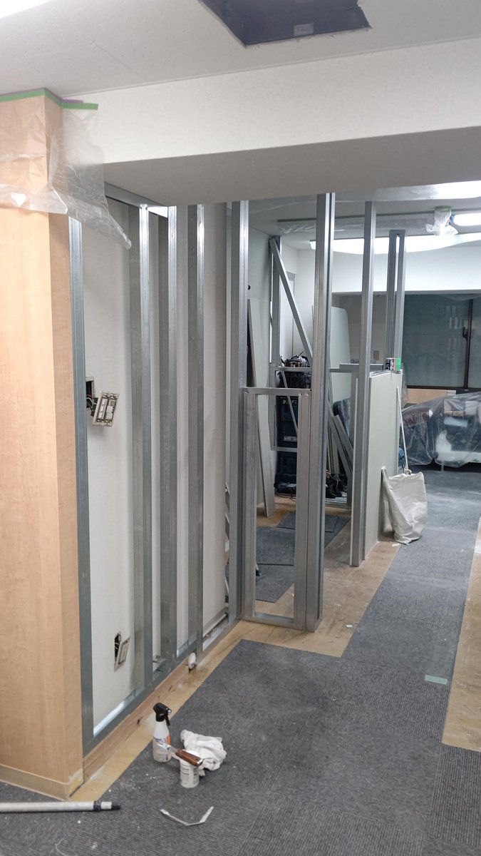 5252chiro's tweet photo. リニューアル工事
2/17～25日まで改装工事の為お休みします(*･ω･)*_ _)

既存壁→破壊→新しい間仕切り
まだまだこれからですね(っ´ω`c)♪ https://t.co/C8l9Hr1hMq