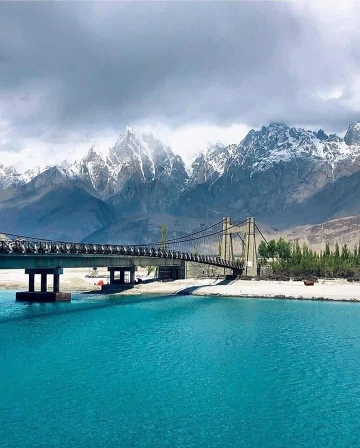 MananHnz's tweet image. Majestic peaks flowing river & endless mountain beauty in harmony.
#Gilgit-#Baltistan