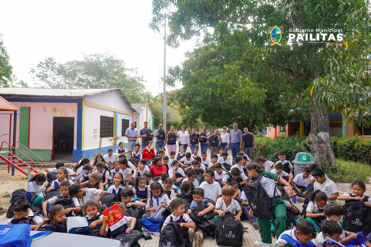 prensaalcaldiap's tweet photo. La Gestora Social Yohana Clavijo y Cenit, han entregado kits escolares a niños y niñas de comunidades rurales para reducir la deserción escolar y apoyar a familias vulnerables. ¡La educación es un derecho! 
@ElChamoPailitas 
 #Pailitas #GobiernoMunicipalPailitas #GestionSocial https://t.co/qYZhM7Nu9L