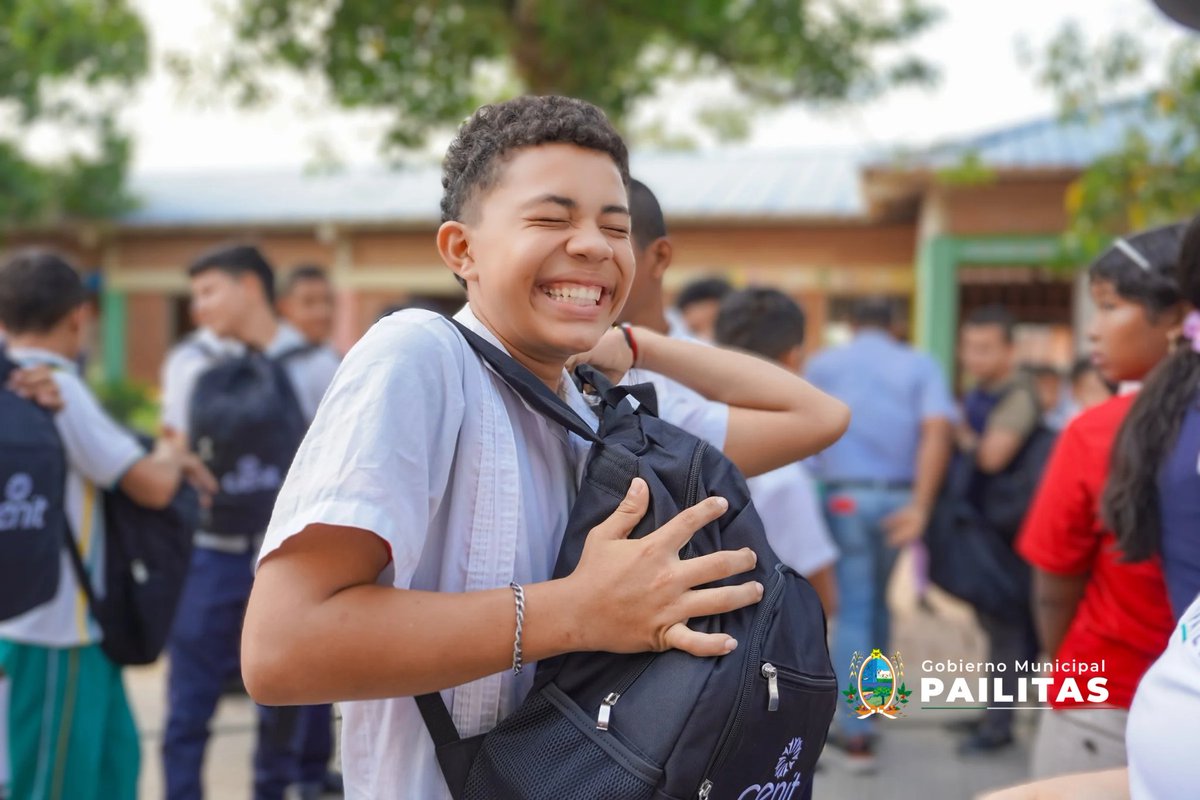 prensaalcaldiap's tweet photo. La Gestora Social Yohana Clavijo y Cenit, han entregado kits escolares a niños y niñas de comunidades rurales para reducir la deserción escolar y apoyar a familias vulnerables. ¡La educación es un derecho! 
@ElChamoPailitas 
 #Pailitas #GobiernoMunicipalPailitas #GestionSocial https://t.co/qYZhM7Nu9L
