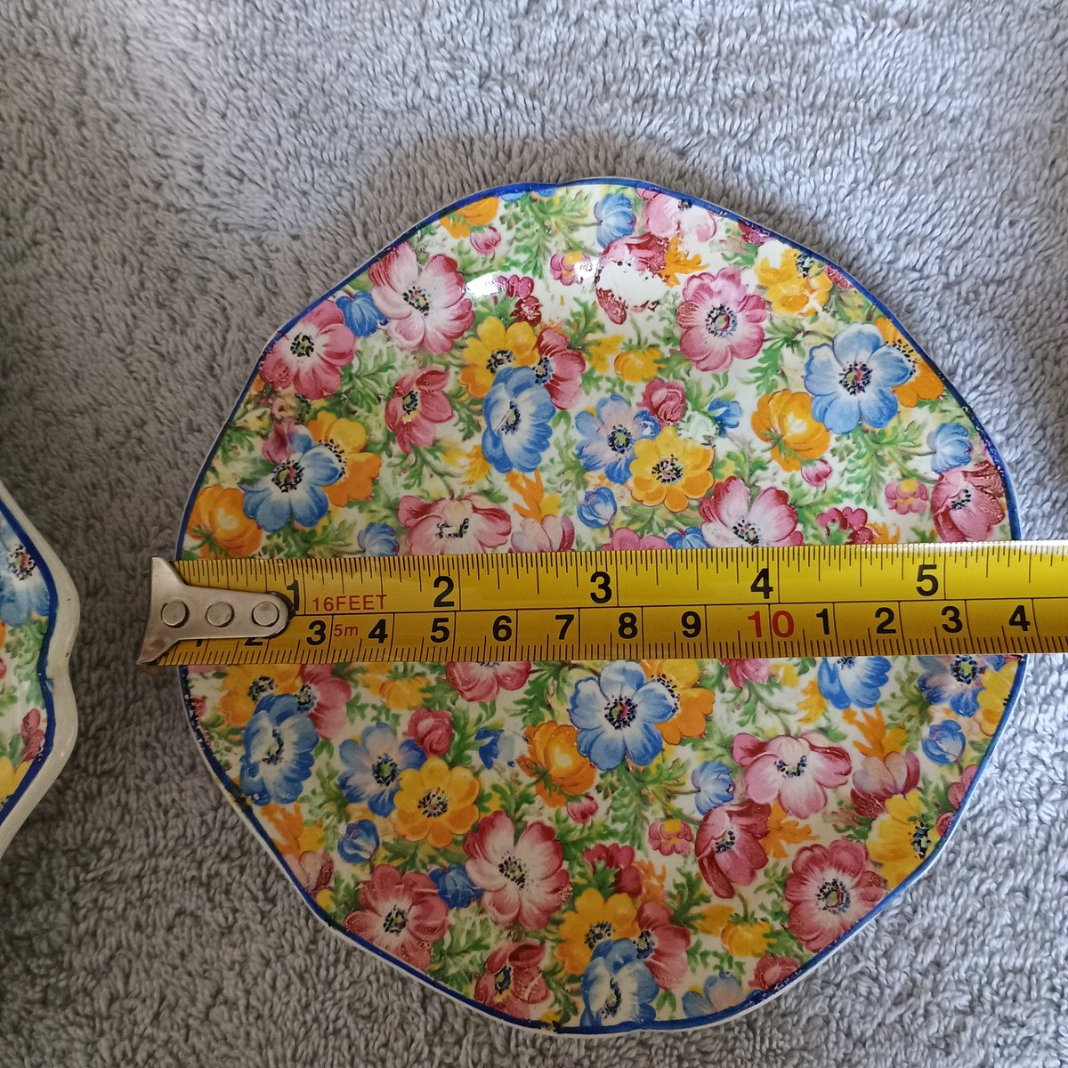 Dick_Havenaar's tweet image. GEBAK SET...

Société Ceramique Maastricht 

1 schaal (31 cm) en 10 bordjes (14,5 cm)

vintage (vóór 1958), in zeer goede staat 

bieden vanaf € 25,00

#tekoop #servies #patisserie #gebak #vintage