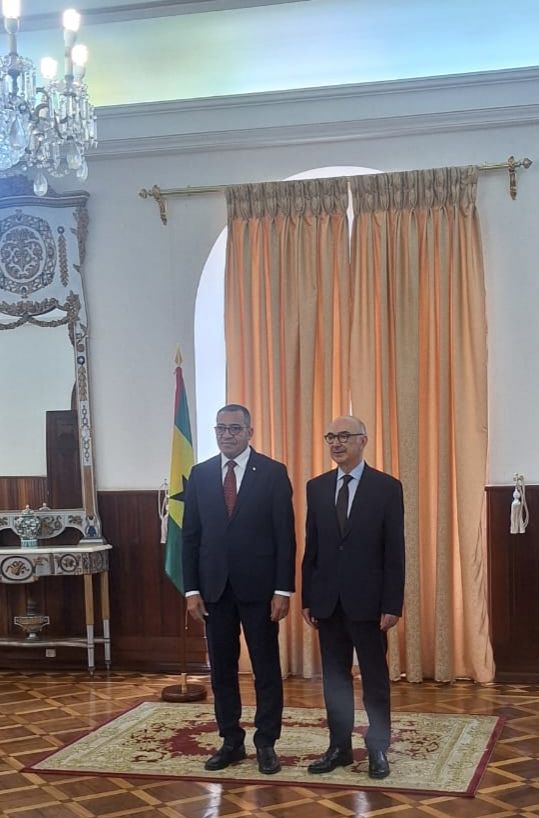 ItalyinAO's tweet photo. L'Ambasciatore Ricci ha presentato oggi al Presidente di São Tomé e Principe, Carlos Vila Nova le Lettere Credenziali. Discussi i rapporti bilaterali, le potenzialità del piano Mattei e il contributo della collettività italiana alla crescita economica del Paese 🇮🇹🇸🇹 @ItalyMFA https://t.co/6baATfDVwr