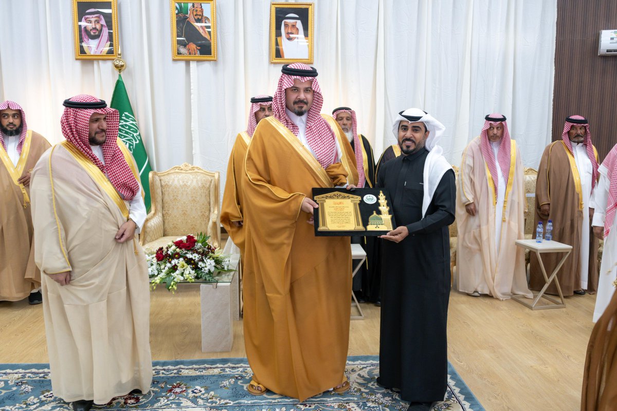 وخلال الحفل..
كرّم سمو أمير منطقة #المدينة_المنورة جمعية البر للخدمات الاجتماعية بمركز الأكحل لحصولها على جائزة التميز في خدمة #ضيوف_الرحمن، وجمعية البر الخيرية ومكتب المستودع الخيري بالمحافظة لجهودهم في تعزيز التكافل الاجتماعي.