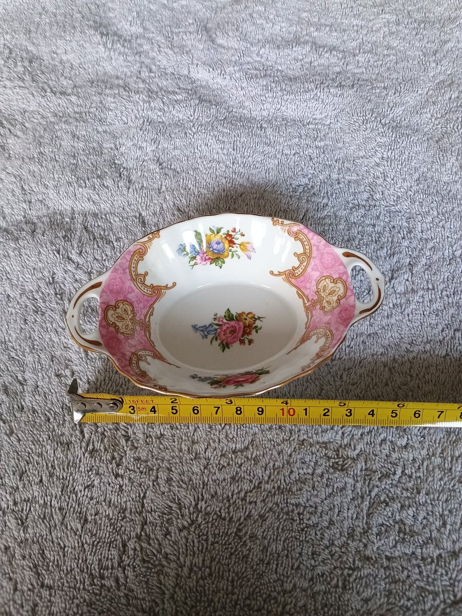 Dick_Havenaar's tweet image. Royal Albert

Lady Carlyle bonbonschaaltje (15 cm)

vintage, in perfecte staat

€ 12,50

#tekoop #servies #bonbonschaaltje #vintage