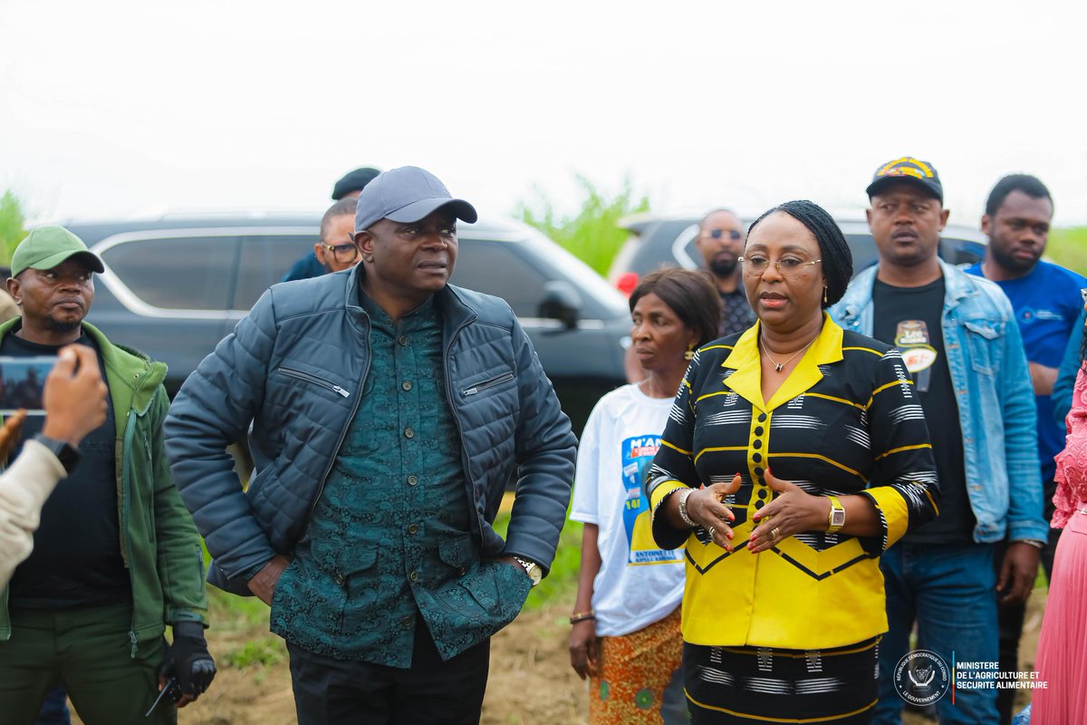 H_Muzing's tweet photo. "Son Excellence, Grégoire Mutshail, est arrivé hier, mardi, à Masimanimba où il s'apprête à lancer la récolte de 200 hectares de maïs. Félicitations à Son Excellence pour ce travail remarquable." https://t.co/UjSiGePbws