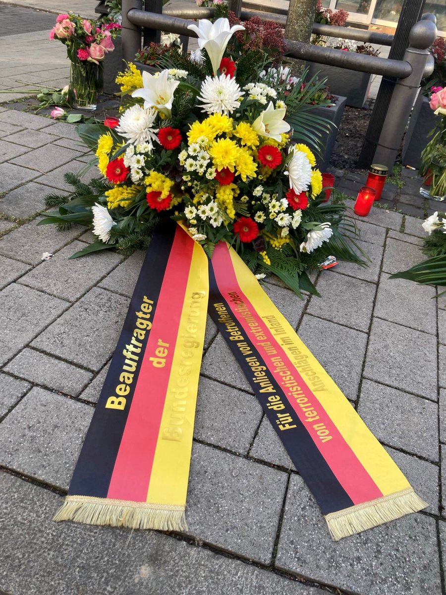 Auch wenn 5 Jahre vergangen sind seit dem fürchterlichen Anschlag in #Hanau: Die Narben und die Trauer bleiben. Wir gedenken der Opfer und stehen weiter an der Seite der Betroffenen. Hass und Fremdenfeindlichkeit dürfen in unserer Gesellschaft keinen Raum bekommen.