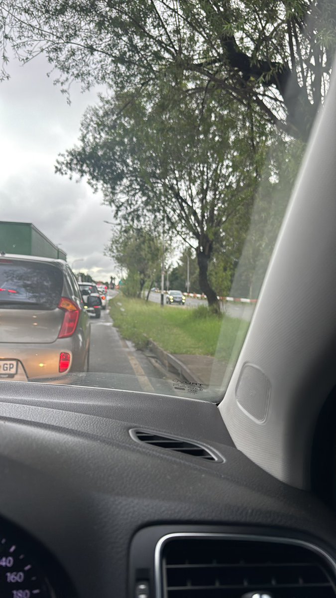 Traffic lights out on Kliprivier and Southdale Dr <a href="/Power987Traffic/">Power 987 Traffic</a>