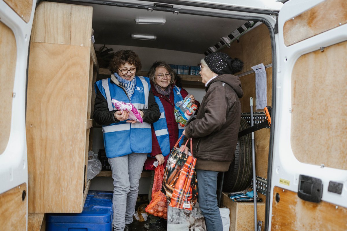 SecoursPop's tweet photo. En Ille-et-Vilaine, les #bénévoles se rendent dans des communes autour de Rennes à bord du #Solidaribus et apportent la #solidarité à ceux qui en ont besoin.

58 antennes mobiles “Solidaribus” sillonnent les routes, afin que personne ne soit oublié.

👉https://t.co/upzYLoeggb