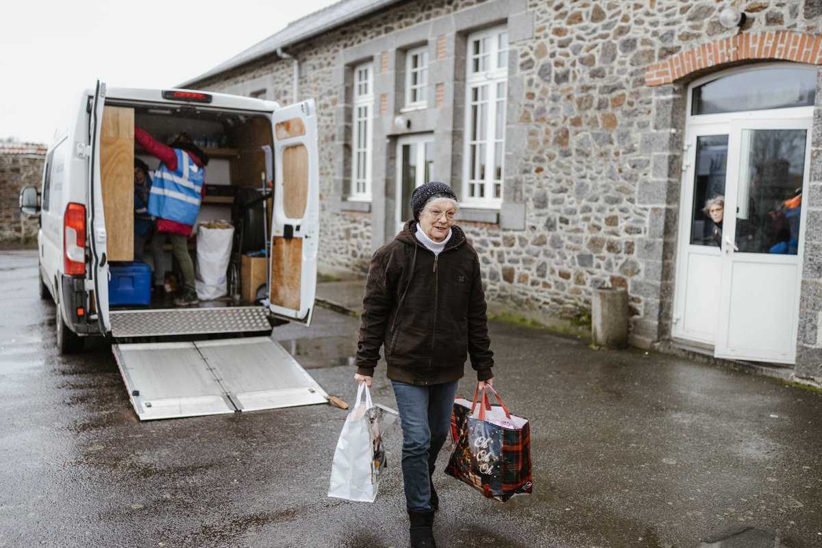 SecoursPop's tweet photo. En Ille-et-Vilaine, les #bénévoles se rendent dans des communes autour de Rennes à bord du #Solidaribus et apportent la #solidarité à ceux qui en ont besoin.

58 antennes mobiles “Solidaribus” sillonnent les routes, afin que personne ne soit oublié.

👉https://t.co/upzYLoeggb