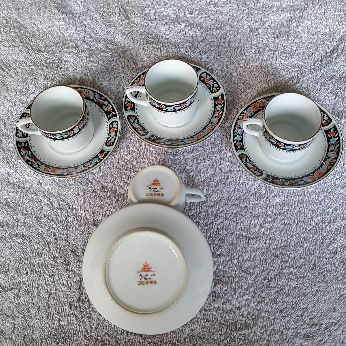 Dick_Havenaar's tweet image. Fabrikant niet (bij mij) bekend

4 kleine (5 cm) theekopjes met schoteltje 

vintage, in perfecte staat 

€ 10,00

#tekoop #servies #thee #vintage