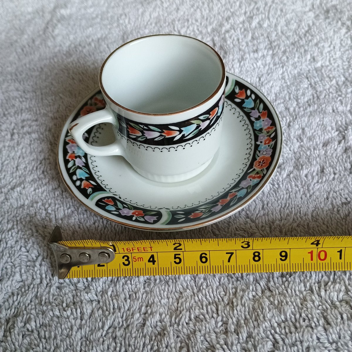 Dick_Havenaar's tweet image. Fabrikant niet (bij mij) bekend

4 kleine (5 cm) theekopjes met schoteltje 

vintage, in perfecte staat 

€ 10,00

#tekoop #servies #thee #vintage
