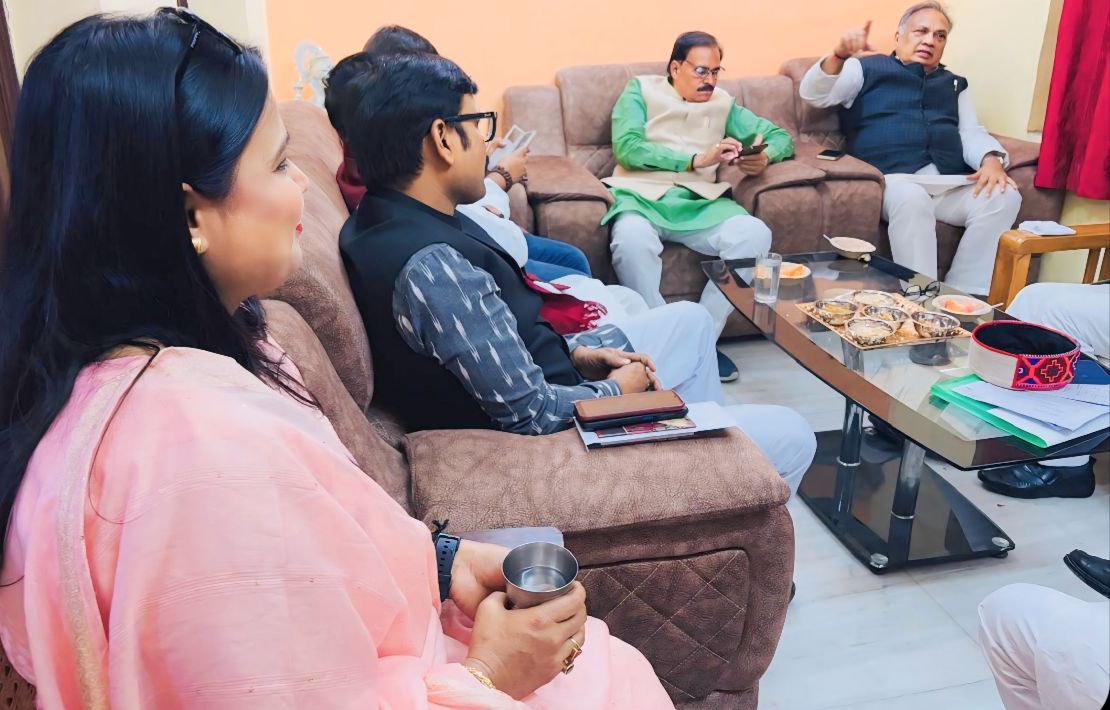 Nammritashukla1's tweet photo. चाय पे चर्चा…!!!!
#namritashuklarld #mahilasashaktikaran #womanpower #rldparty #jayantchaudhary #cmyogi #bjp4up #yogiadityanath #narendramodi #amitsaah #brajeshpathak #kesavmaurya #sunilbansal #dharampalsingh https://t.co/Y9HDYA9DyD
