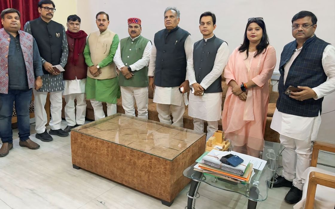 Nammritashukla1's tweet photo. चाय पे चर्चा…!!!!
#namritashuklarld #mahilasashaktikaran #womanpower #rldparty #jayantchaudhary #cmyogi #bjp4up #yogiadityanath #narendramodi #amitsaah #brajeshpathak #kesavmaurya #sunilbansal #dharampalsingh https://t.co/Y9HDYA9DyD