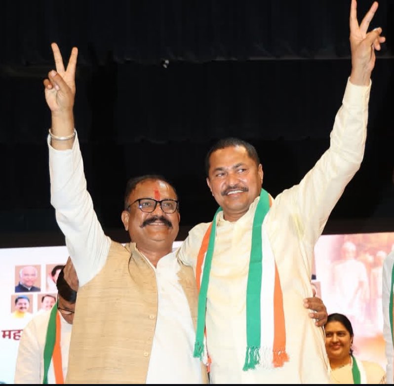 HingoliIyc's tweet photo. @INCMaharashtra चे नवनियुक्त प्रदेशाध्यक्ष श्री हर्षवर्धन दादा सपकाळ यांनी माळवते अध्यक्ष नानाभाऊ पटोले यांच्याकडून पदभार स्विकारला, यावेळी सर्व नेते, पदाधिकारी व कार्यकर्ते उपस्थित होते.
      दादा अभिनंदन आणि पुढील वाटचालीस सदैव सोबत.

@harshsapkal https://t.co/B13WUSGxgq