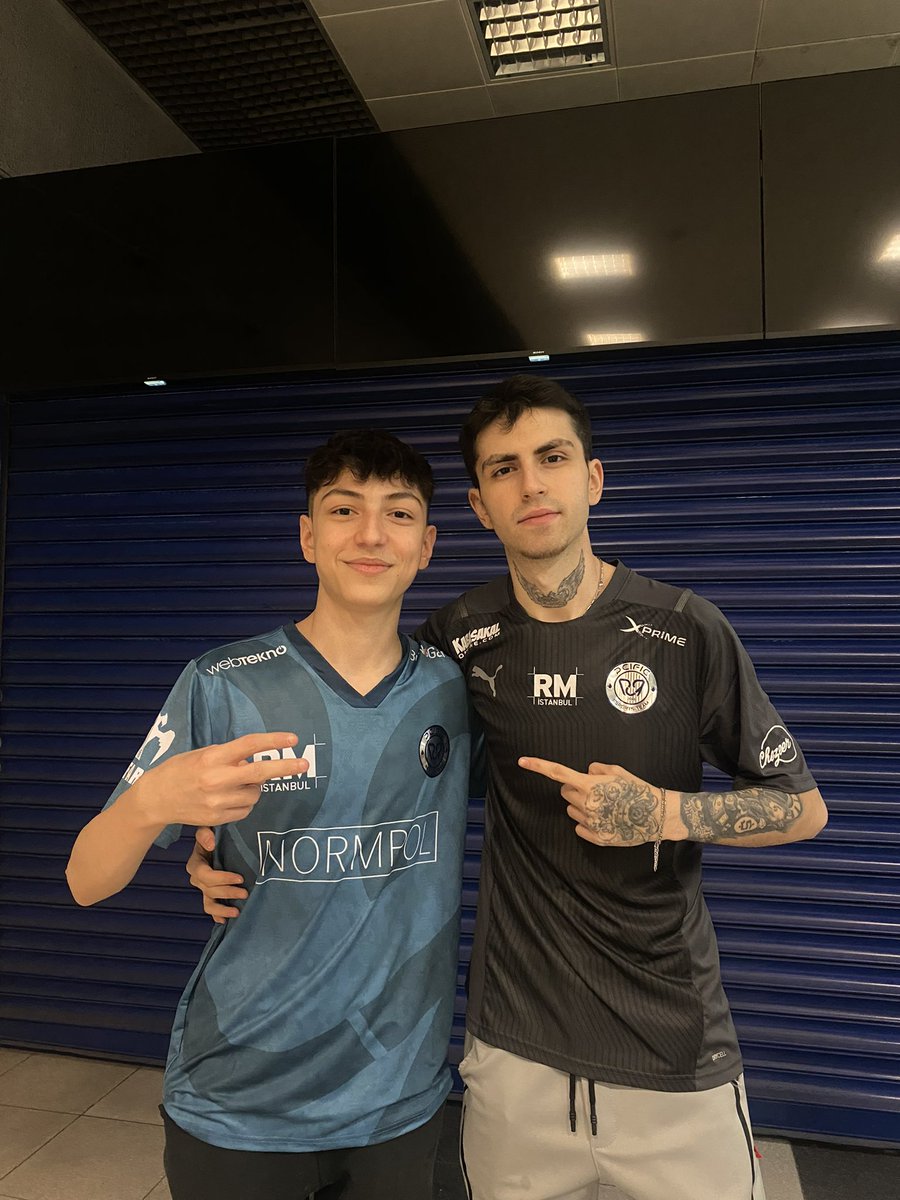 vezircs's tweet photo. @cancizzx @supmassgg 😉😉 https://t.co/cyai68cFwD