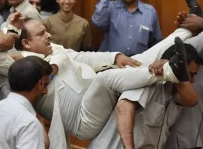 जब विजेंद्र गुप्ता को उठाकर निकाला गया था सदन से बाहर