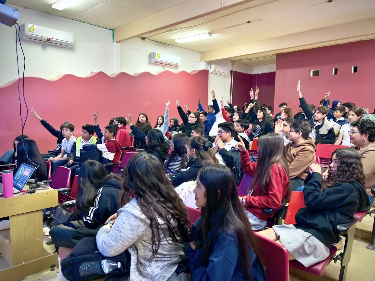 OOMAPASSLRC's tweet photo. ¿Tu sabes de dónde viene el agua? 💧
Los alumnos de la Tec #4 recibieron una plática informativa por parte del departamento de Cultura del Agua donde aprendieron la importancia  del cuidado del vital líquido. 
#HagamosQueSuceda #PorAmorASanLuis https://t.co/XA2266buTb