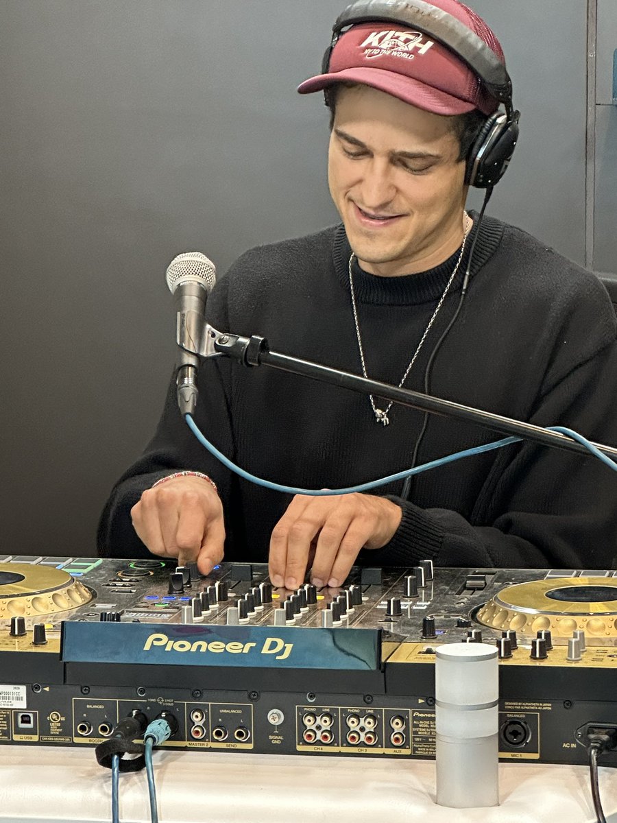 ¡Ya Párate!® (@yaparateoficial) on Twitter photo Hoy en la cabina tuvimos a uno de los integrantes de <a href="/ANGdjs/">ANG</a> 😎 quien nos contó todos los detalles de la presentación que tendrá el domingo en el <a href="/EDC_MEXICO/">EDC Mexico</a> Hoy en la cabina tuvimos a uno de los integrantes de <a href="/ANGdjs/">ANG</a> 😎 quien nos contó todos los detalles de la presentación que tendrá el domingo en el <a href="/EDC_MEXICO/">EDC Mexico</a>