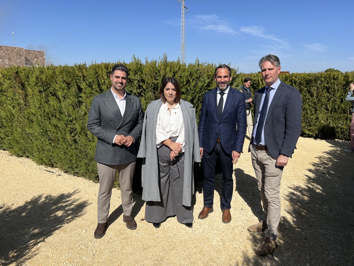 PSOEmalaga's tweet photo. 📸 Compartimos junto a la alcaldesa Mª Auxiliadora Gámez un día importante en #Humilladero como es la visita a Laberintus Park, el más grande de la UE. Gracias a este proyecto que se inaugura el 22 de febrero, se alcanza un hito en el impulso turístico del norte de Málaga.

✊🌹 https://t.co/uazf1oBTEr