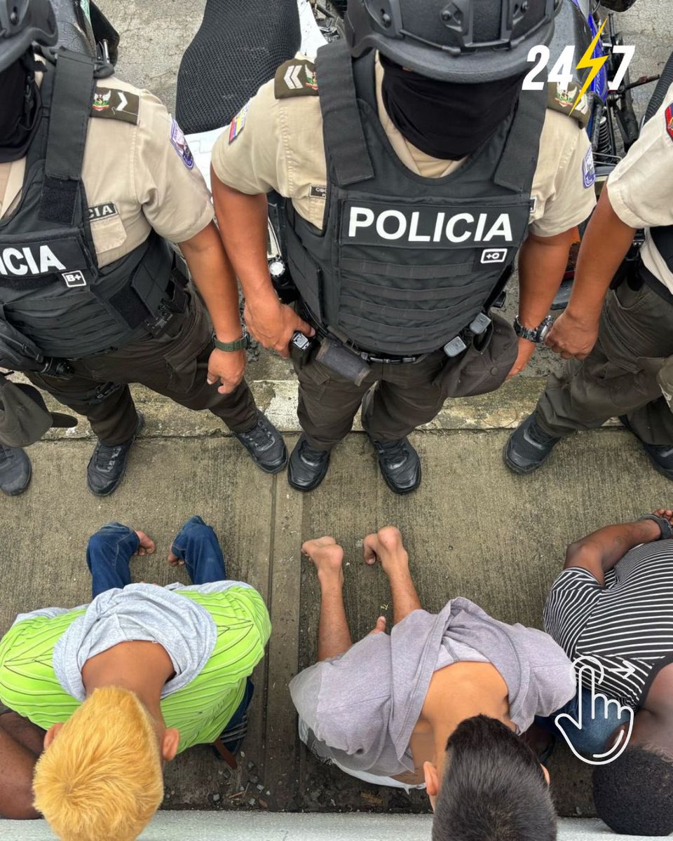 24_7ec's tweet photo. La madrugada del miércoles 19 de febrero, el Bloque de seguridad ejecutó allanamientos en el distrito Nueva Prosperina (Guayaquil) como parte del operativo #Apolo7, liderado por el ministro del Interior, Fausto Buenaño, Gian Carlo Loffredo, ministro de Defensa, y Víctor Zárate. https://t.co/igAJuKxChq
