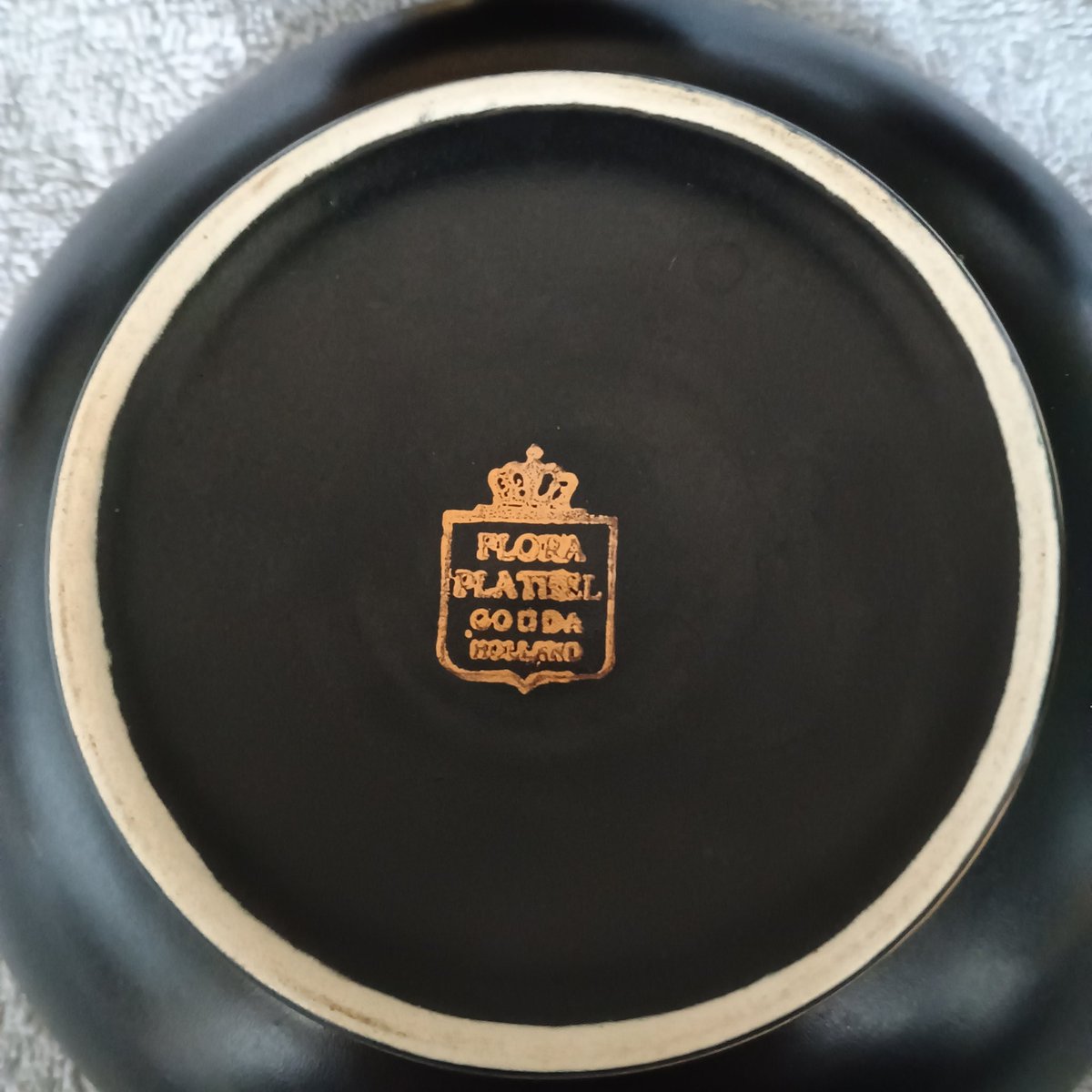 Dick_Havenaar's tweet image. Flora Plateel Gouda

Pindaschaal (16,5 cm) met 5 schaaltjes (7,5 cm)

vintage, in keurige staat

€ 10,00

#tekoop #servies #snacks #vintage