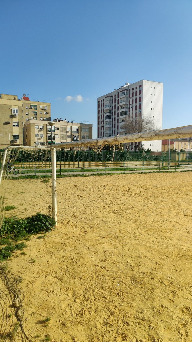 <a href="/IMDSevilla/">IMD Sevilla</a> una pena que este campo junto a la <a href="/aflaoliva_es/">Asociación Familiar La Oliva</a> no tenga redes .
Aquí a diario juegan jóvenes que cuidan su estado de cacas y residuos ,es justo tenerles bien el campo .
<a href="/Dto_Sur/">Distrito Sur (Sevilla)</a> 
#41013SVQ nosotros también somos Sevilla .