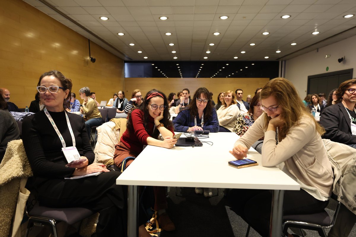 120 docentes y director@s llenan la sala 6 para seguir el taller de Miquel Flexas <a href="/gogos20/">Miquel Flexas</a> sobre la #IA como aliada en la evaluación formativa y el aprendizaje 💥 Miquel comienza preguntando si la IA es realmente una aliada y el público determina que sí ✅ #edtechcongressbcn25