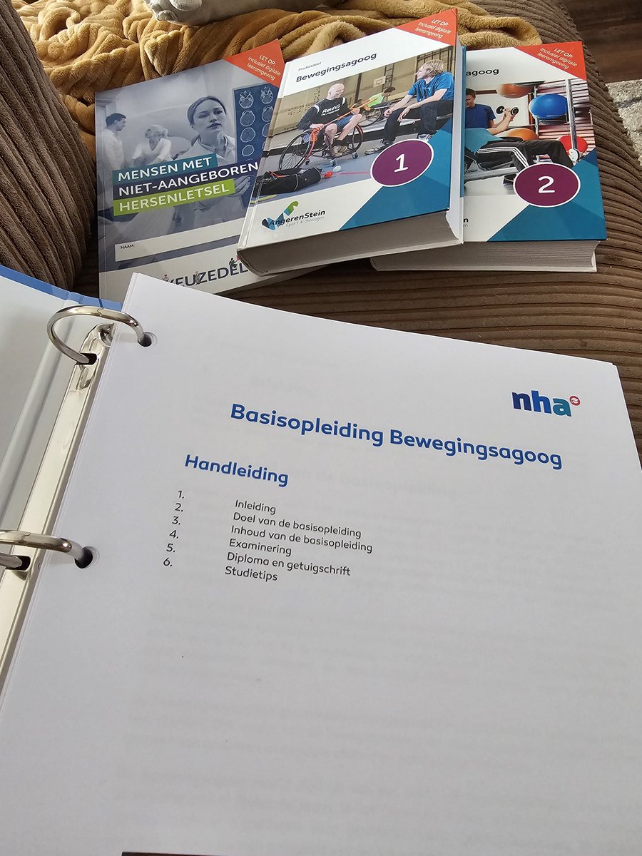 Je bent nooit te oud om te leren! Dus met de neus in de boeken en van de nood een deugd maken. #NAH #bewegingsagoog. #zorg #revalidatie
