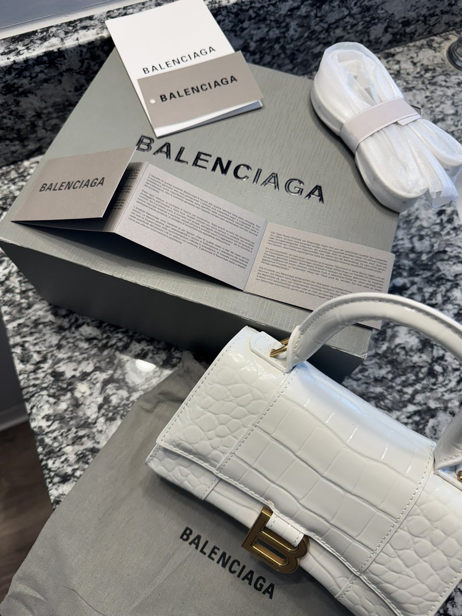 JessyDelaro's tweet photo. Selling a couple of my bags I only wore a few times 💕 lmk if you wanna buy 

https://t.co/ReAlLJul67 https://t.co/Js3uoFqZRH