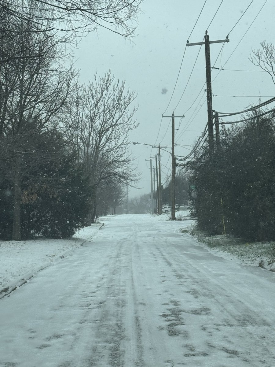 AndrewM1125's tweet photo. @ReedTimmerUSA Coming down good in West Dallas about 25-30 min ago. Maybe a half inch in spots https://t.co/qY7VsIwiRC