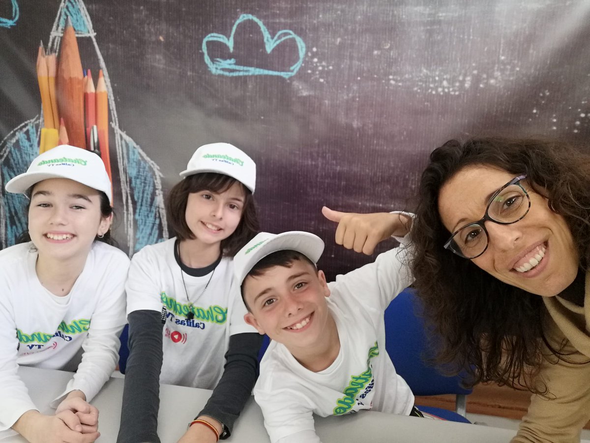 CeipLosCalifas's tweet photo. ¡No te pierdas el programa #Chateando de #CalifasTV! Nuestros jóvenes reporteros Susana, Alejandro y Adriana nos muestran las increíbles actividades de nuestro cole: radio, TV, huerto, biblioteca y mucho más. Este lunes #3demarzo se estrena en la Jornada de #PuertasAbiertas 👏🏻👏🏻 https://t.co/6vLf3BcuGi